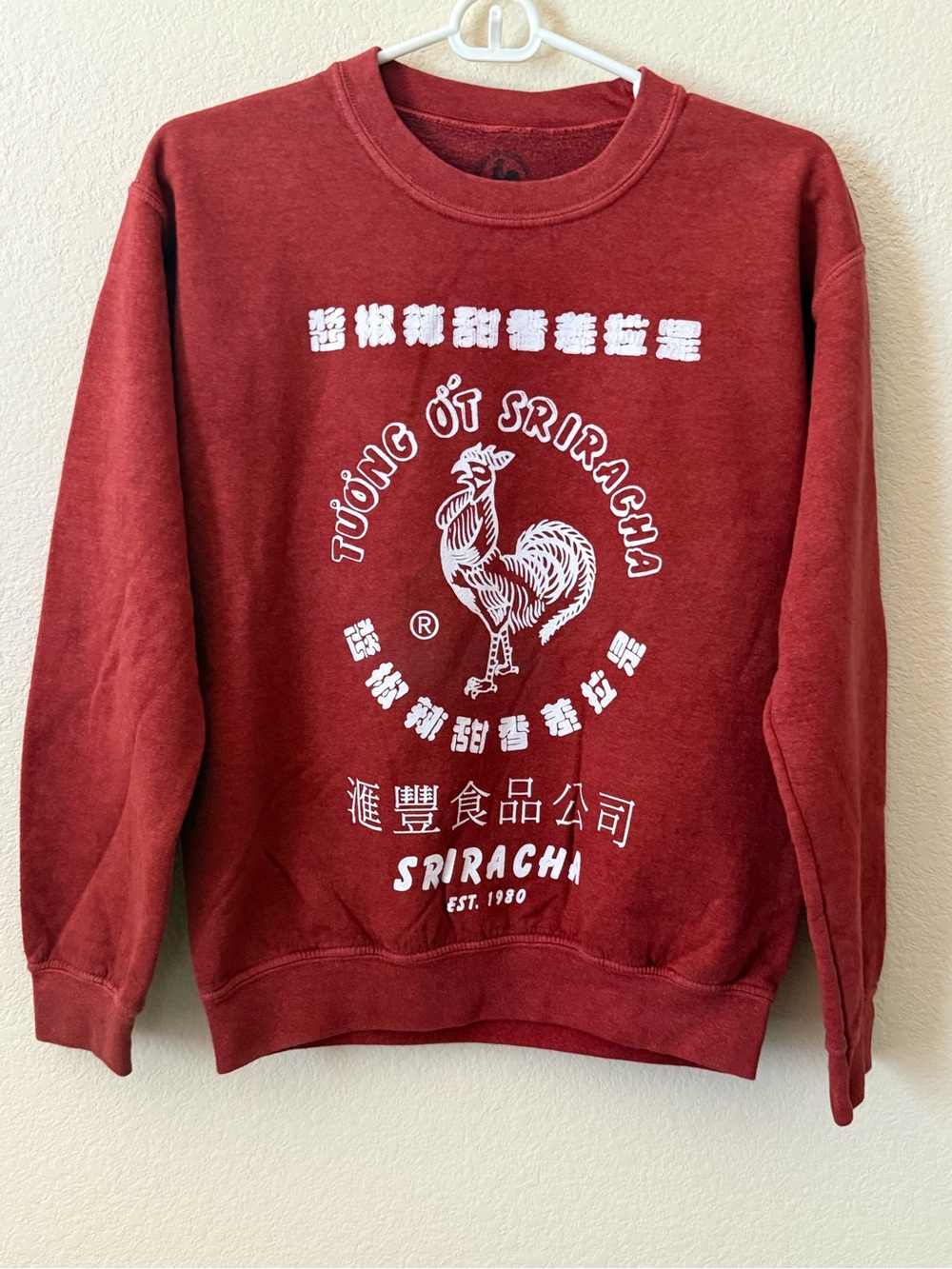 Men's Red Tuong Ot Sriracha Rooster Graphic Logo Crewneck Sweatshirt Size S NWOT